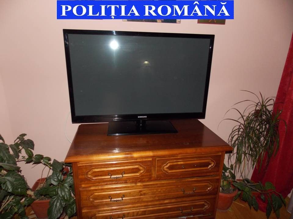 Casa unui bărbat plecat la muncă în străinătate, călcată de hoți