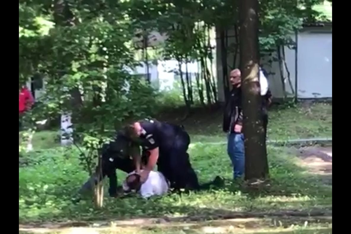 Un bărbat a ajuns în comă profundă la spital după ce a fost imobilizat de jandarmi VIDEO