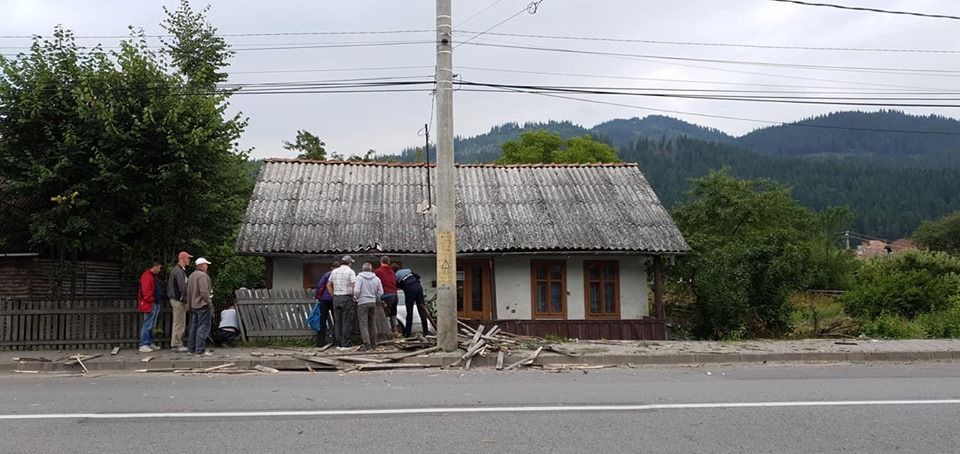 Un tânăr beat la volan a intrat cu mașina în gardul unei locuințe, după care a fugit FOTO
