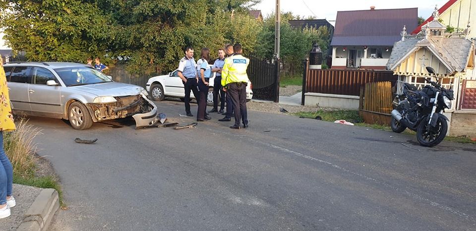 Accident la Marginea, provocat de un motociclist fără permis. Un tânăr a fost rănit grav FOTO