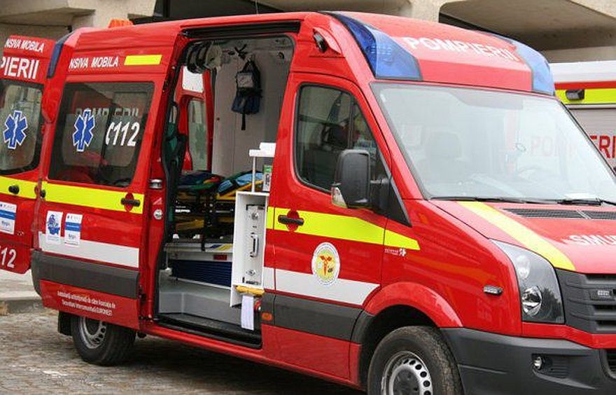 Bărbat ajuns în stare gravă la spital după ce a căzut de pe acoperișul casei