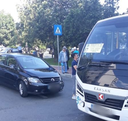 Două persoane rănite, în urma coliziunii dintre un mini-autobuz electric și un autoturism FOTO