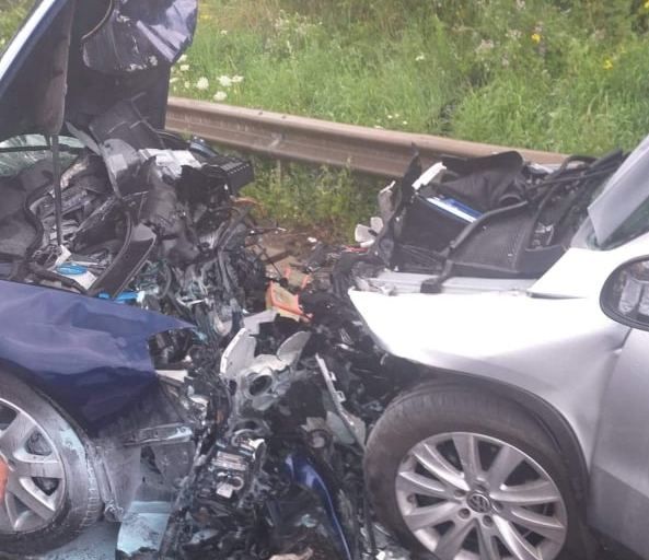 O persoană și-a pierdut viața și alte cinci au fost rănite după ce două autoturisme au intrat în coliziune