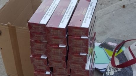 Percheziție la doi soți din Frătăuții Noi. Polițiștii au confiscat țigări și alcool de contrabandă