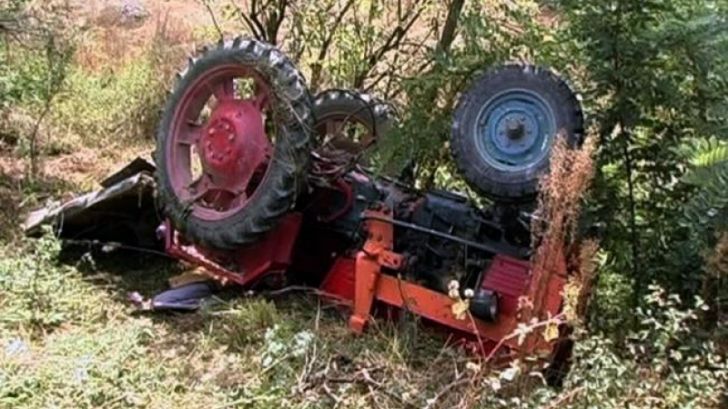 Un bărbat din Dorna Arini a scăpat cu viață după ce s-a răsturnat cu tractorul