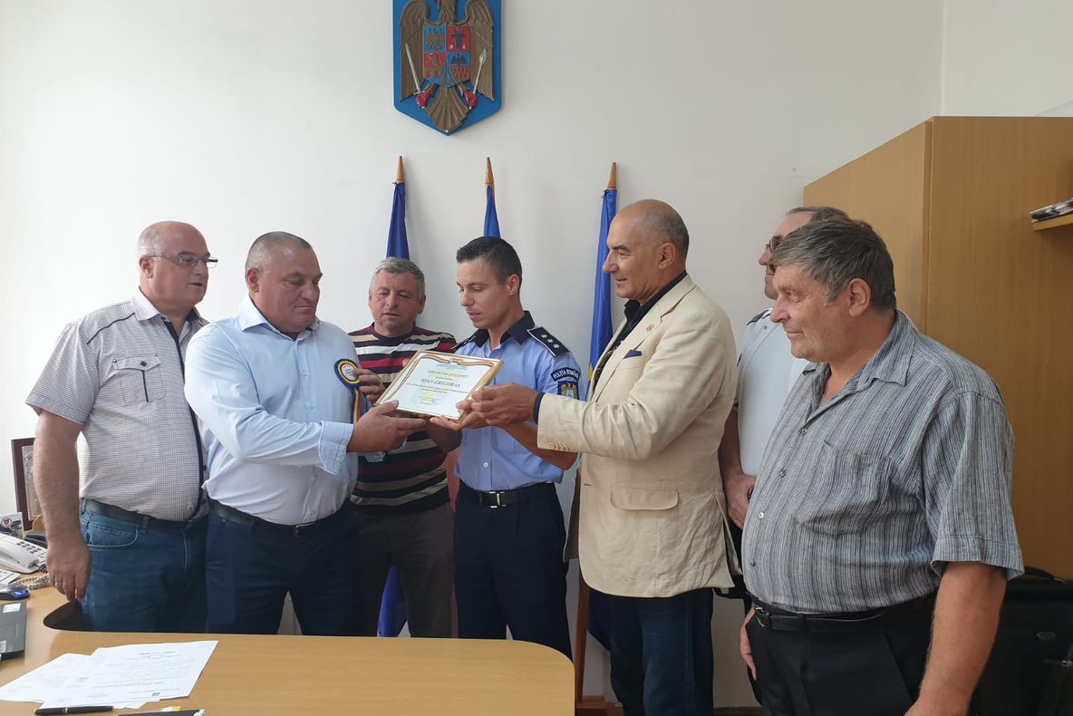 Un polițist pensionar a fost recompensat după ce a ajutat la prinderea individ care fugea de polițiști