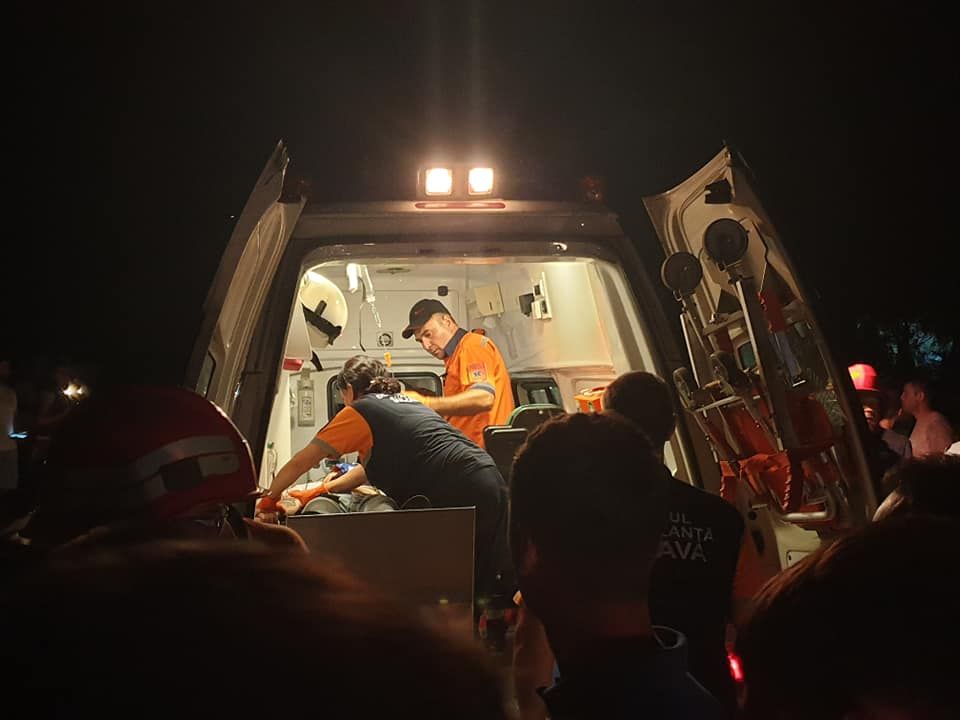 Tânăr rănit grav după coliziunea dintre un autoturism și o autoutilitară