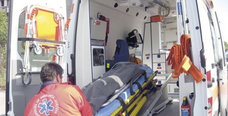Un muncitor a ajuns în stare gravă la spital după ce i-a căzut o grindă în cap