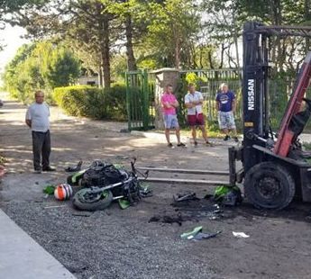 Tânărul care a murit după ce a intrat cu motocicleta în coliziune cu un motostivuitor nu avea permis de conducere FOTO