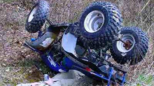 Soți răniți după ce s-au răsturnat cu ATV-ul