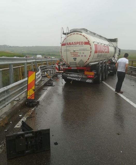 Accident pe raza localității Ilișești. Un autotren a intrat într-un parapet metalic FOTO