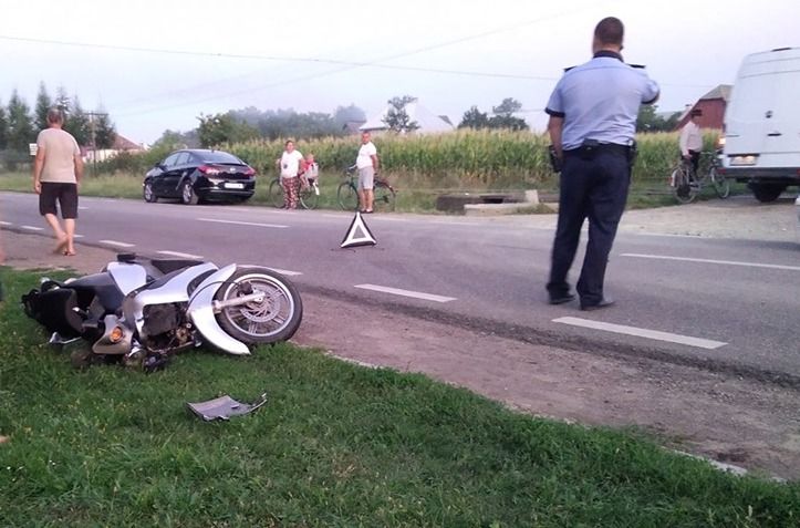 Un adolescent de 16 ani a ajuns la spital după ce a intrat cu mopedul într-o mașină