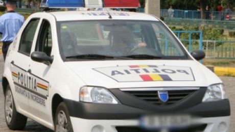 Un copil de trei ani a ieșit singur din curtea locuinței. A fost găsit de polițiști la aproximativ un kilometru distanță de casă