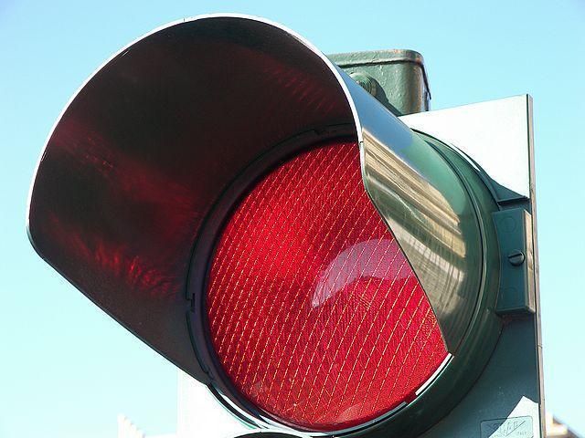 Un tânăr a fost prins băut la volan după ce a trecut pe culoarea roșie a semaforului