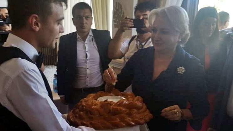 VIDEO Viorica Dăncilă, primită cu pâine și sare la Fălticeni