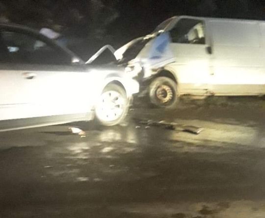 Accident cu trei victime după ce un șofer a intrat pe contrasens din cauza vitezei FOTO