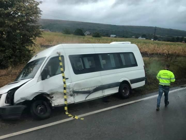 Coliziune între un microbuz și un autoturism. O persoană a fost rănită FOTO