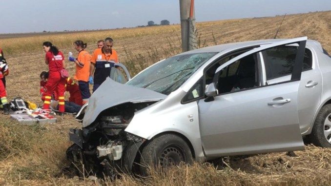 Un șofer de 92 de ani a ajuns la spital după ce a intrat cu mașina într-o movilă de pietre