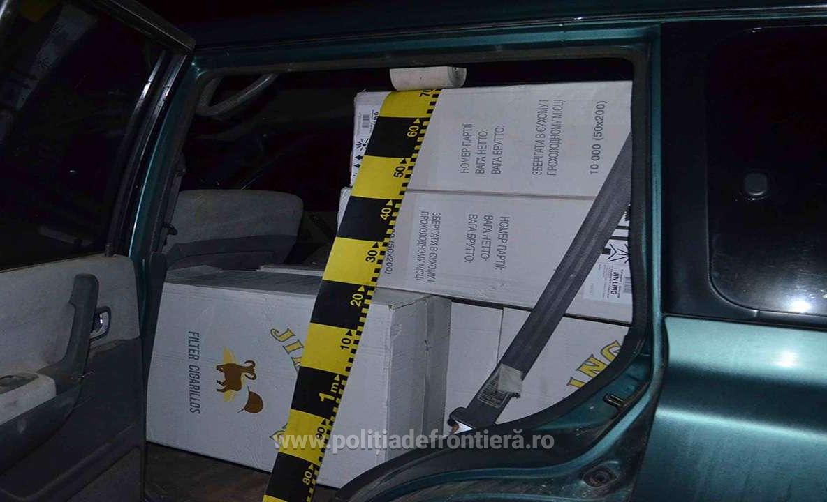 Focuri de armă după un autoturism de teren plin cu țigări de contrabandă. Șoferul a sărit din mers din mașină FOTO