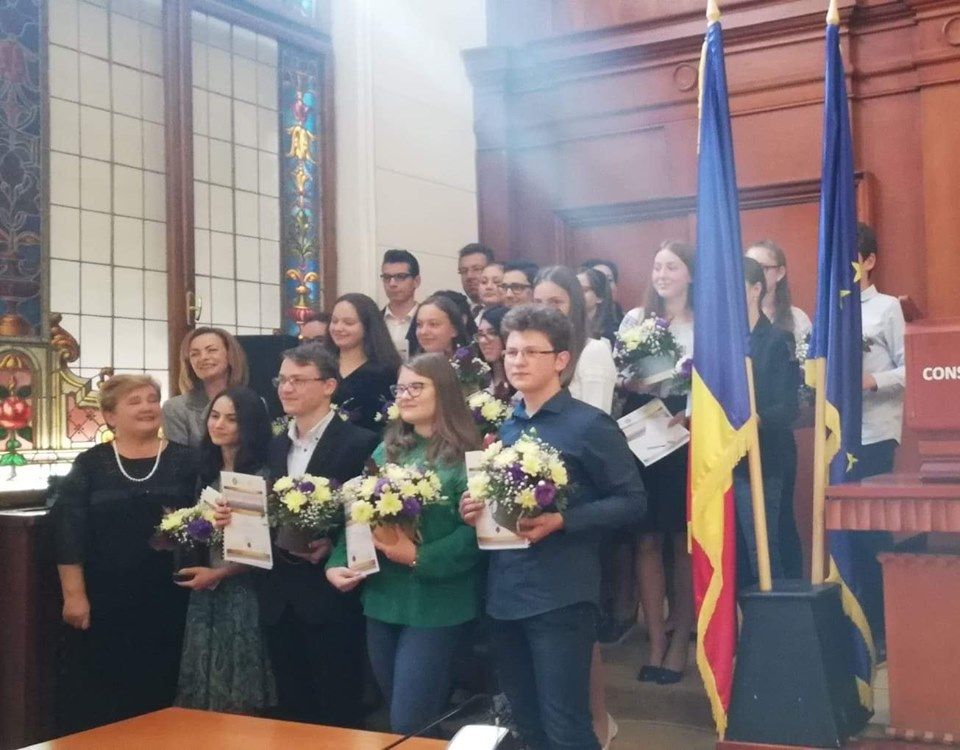 20 de elevi cu media 10 la Evaluarea Națională și Bacalaureat, premiați cu diplome și bani FOTO