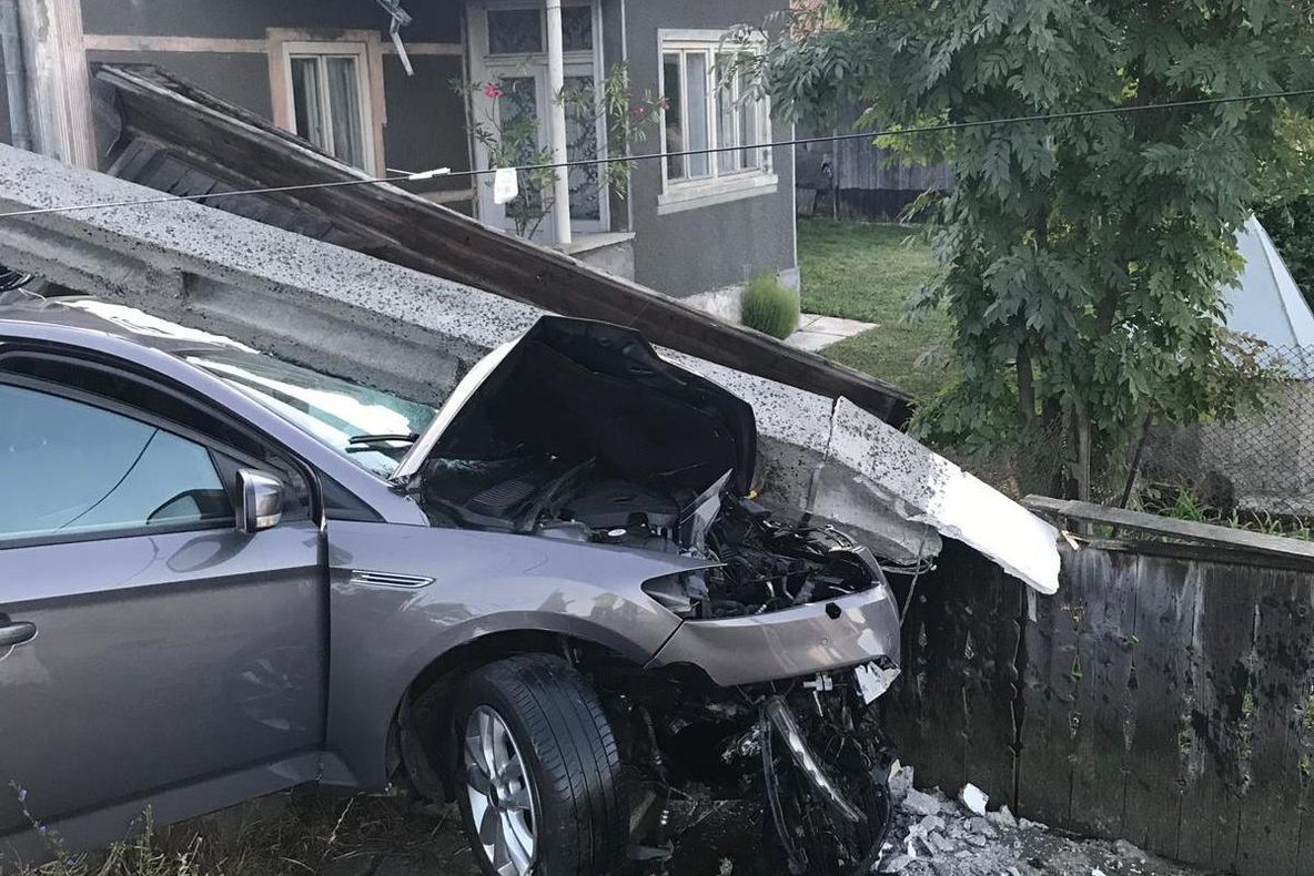 Un sucevean a distrus cu mașina un gard și a rupt un stâlp de electricitate FOTO