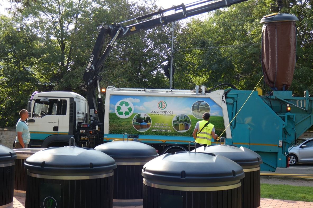 Sistemul de colectare a deşeurilor cu containere semi-îngropate, inaugurat în prezenţa oficialilor finlandezi