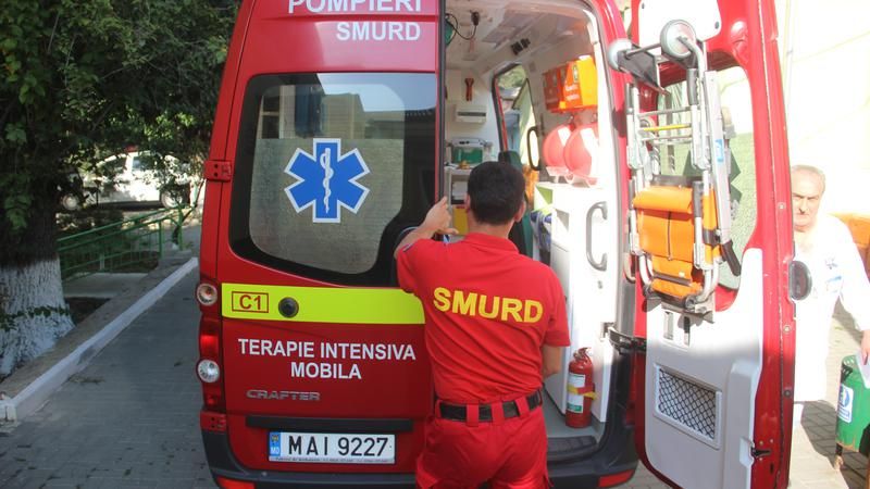 Femeie transportată de la Suceava la Chișinău cu o ambulanță SMURD Moldova