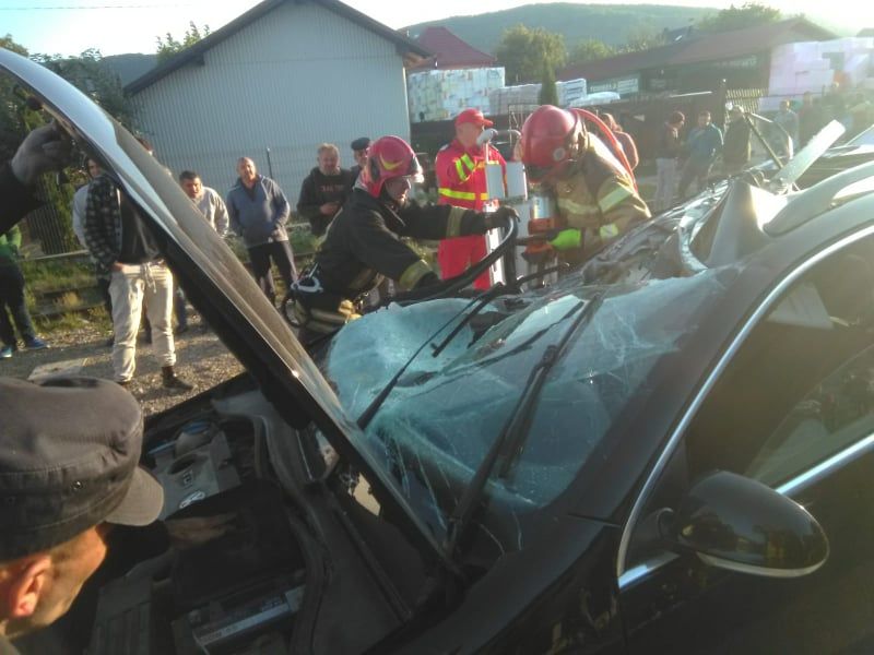 O persoană a ajuns în comă la spital după ce autoturismul în care se afla a intrat în coliziune cu o autoutilitară staționată FOTO