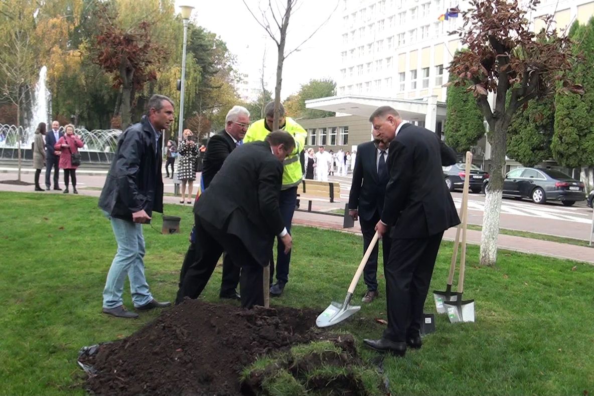 Klaus Iohannis a plantat un platan în curtea Spitalului Județean Suceava VIDEO