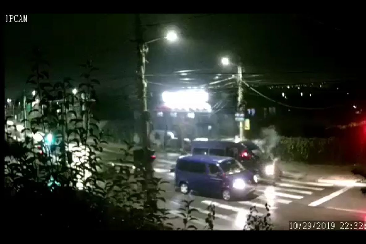 Accident rutier cu zece persoane implicate după ce două microbuze au intrat în coliziune VIDEO
