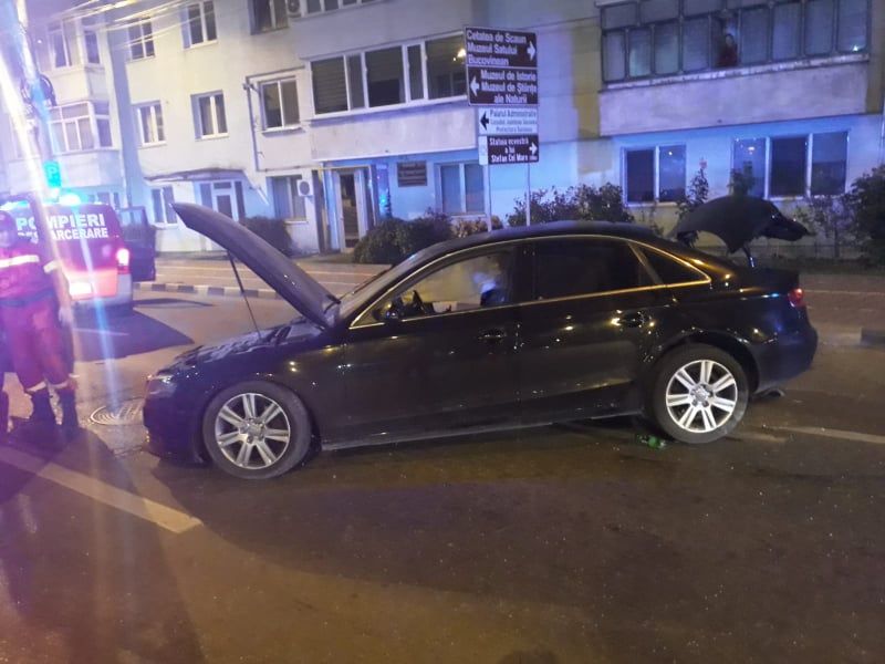 Accident grav în municipiul Suceava. O mașină a intrat într-un stâlp