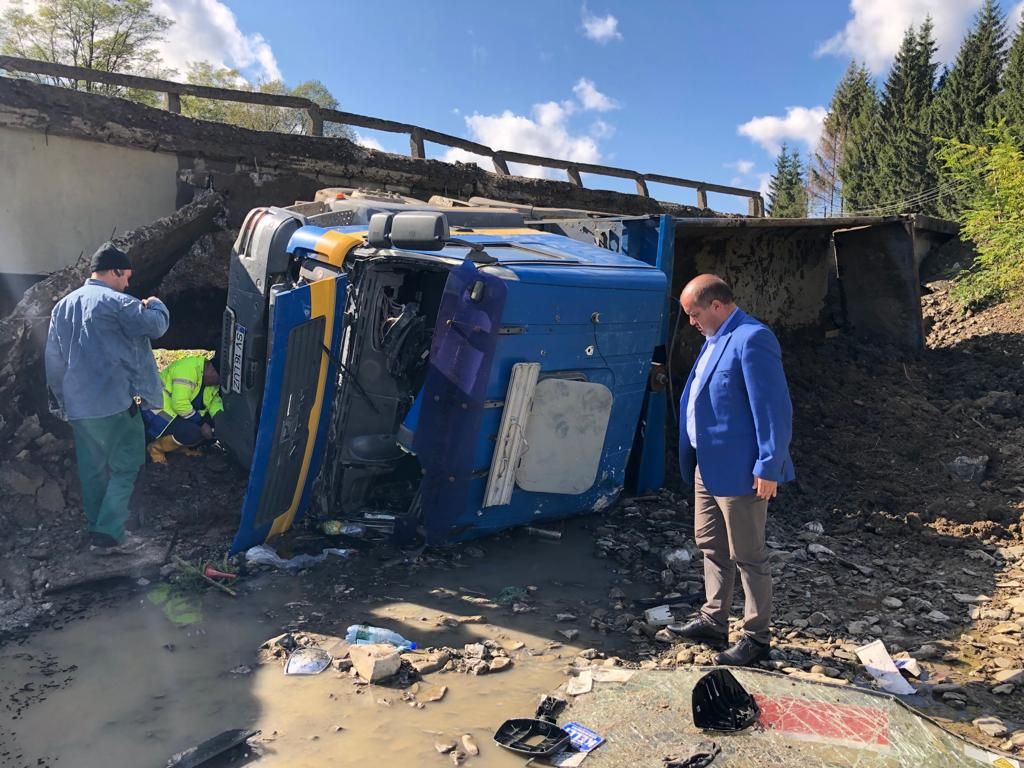 Pod prăbușit sub greutatea unui camion, la Găinești