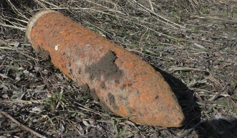 Un bărbat a găsit un proiectil neexplodat în timp ce săpa un șanț