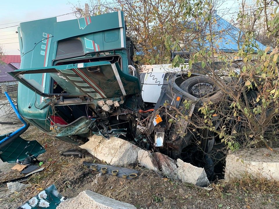 Un tir scăpat de sub control s-a răsturnat la Milișăuți FOTO