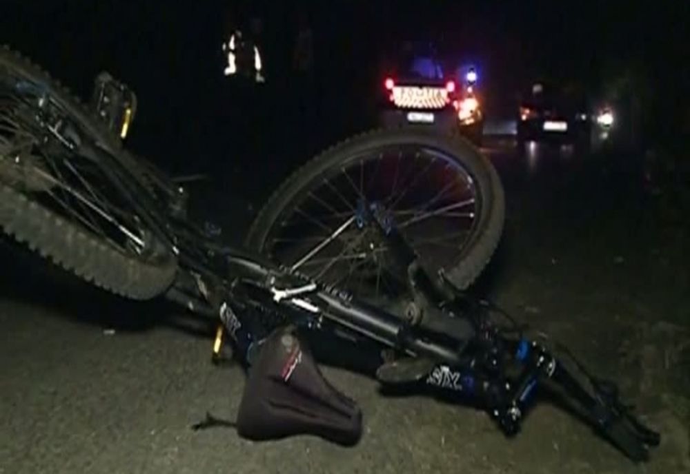 Biciclist beat, acroșat de un autoturism