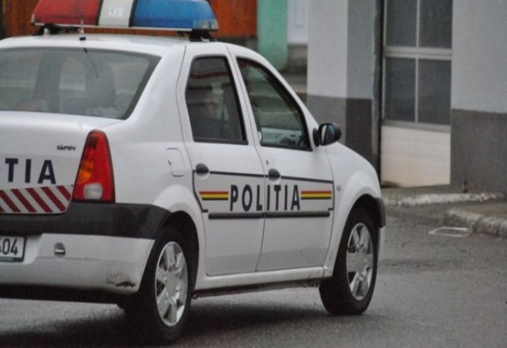 Beat la volan, un șofer a rămas blocat cu mașina pe calea ferată