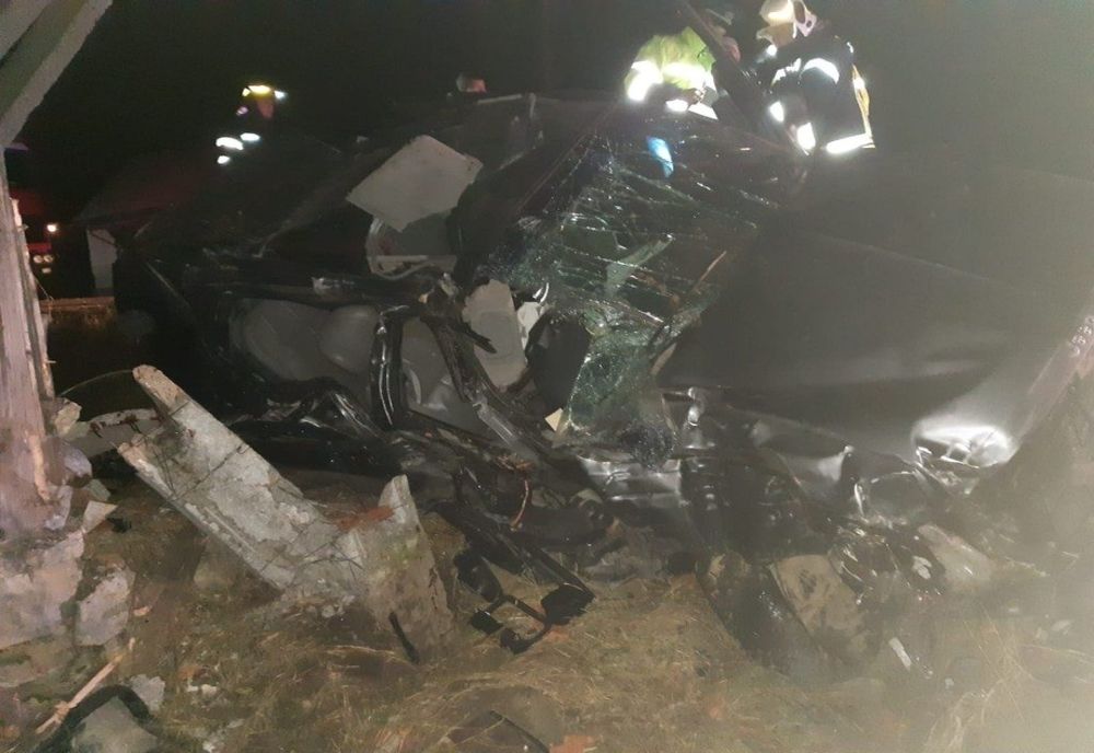 Trei persoane rănite, din care una încarcerată, după ce au intrat cu mașina într-un stâlp FOTO
