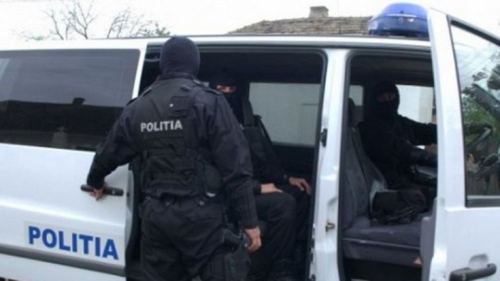 Percheziții în județele Suceava și Neamț. Trei persoane au fost reținute pentru contrabandă cu țigări