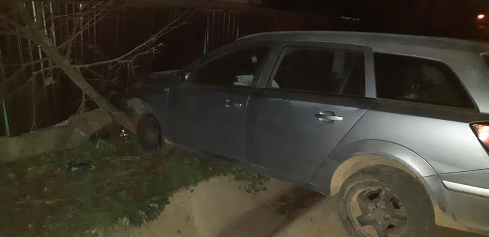 Două persoane au fost rănite după ce mașina în care se aflau s-a izbit în gardul unui imobil FOTO