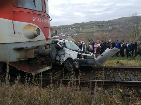 Mașină lovită de tren pe raza localității Soloneț. Trei persoane au fost rănite