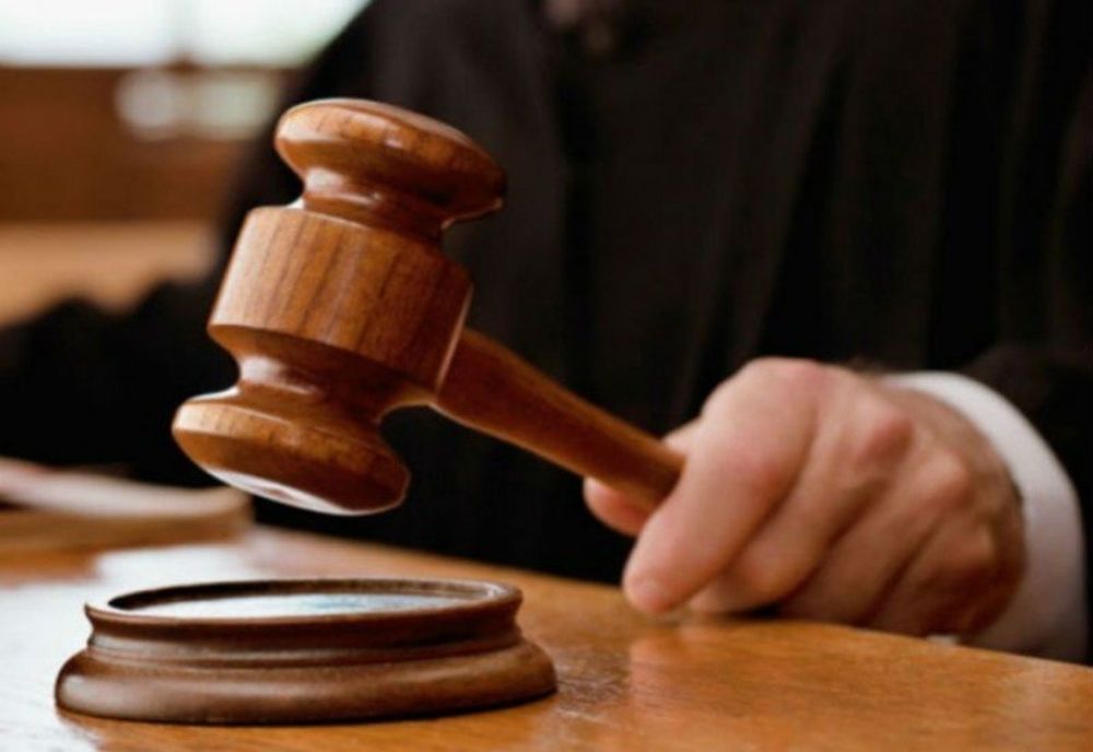 Doi farmaciști, soț și soție, au fost trimiși în judecată după ce s-au folosit de datele unui client și au jucat la jocuri de noroc