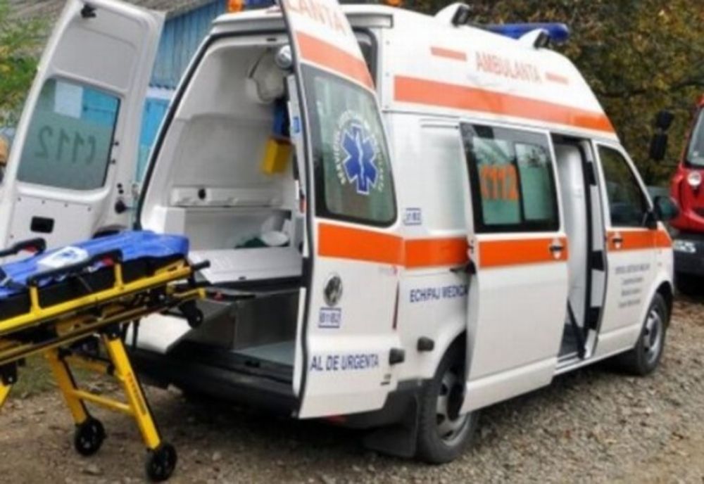 Un muncitor a ajuns la spital după ce s-a răsturnat cu un utilaj de compactare