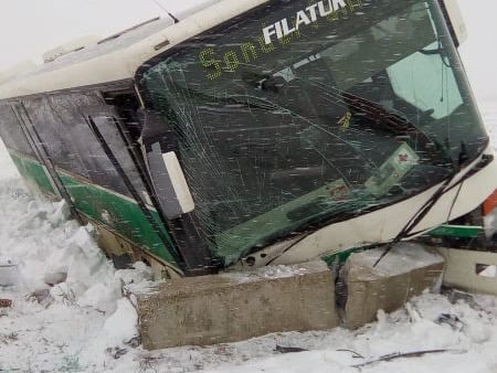 Un autobuz cu opt persoane a intrat într-un cap de pod, la Corocăiești