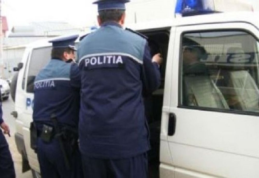 Beat și fără permis, un tânăr s-a răsturnat cu mașina în curtea unei case