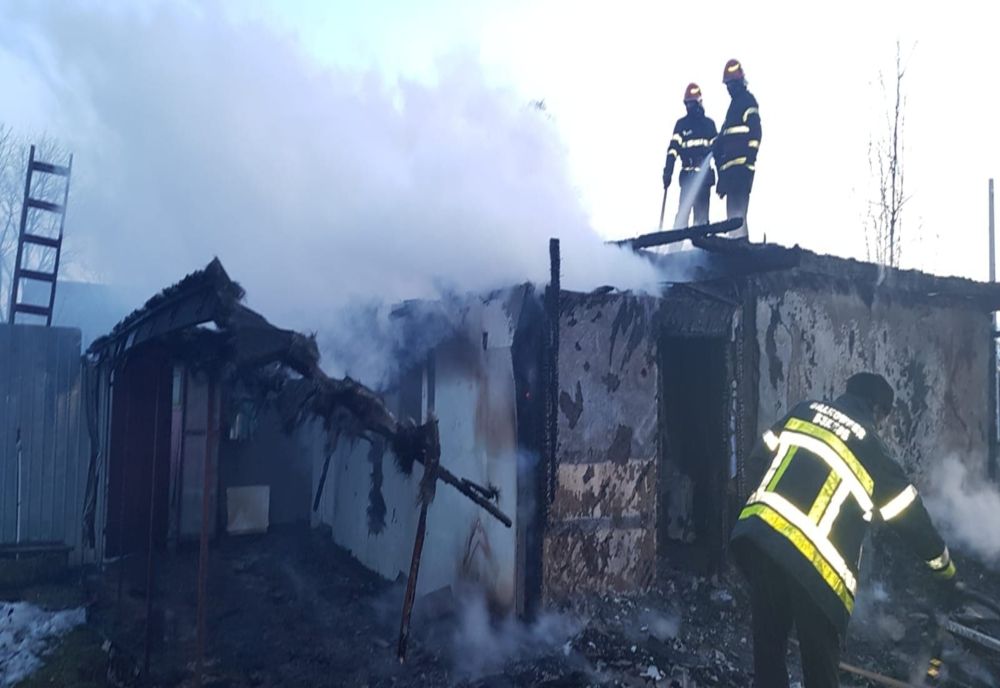Incendiu urmat de o explozie la o casă din comuna Boroaia VIDEO