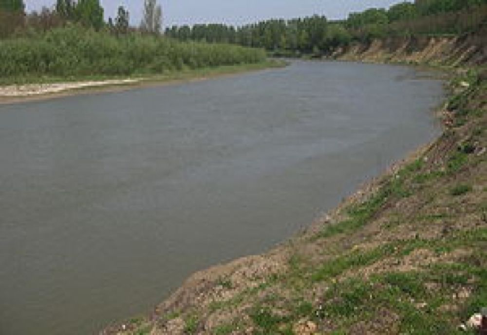 Prins în timp ce vărsa zer cu o vidanjă în râul Suceava