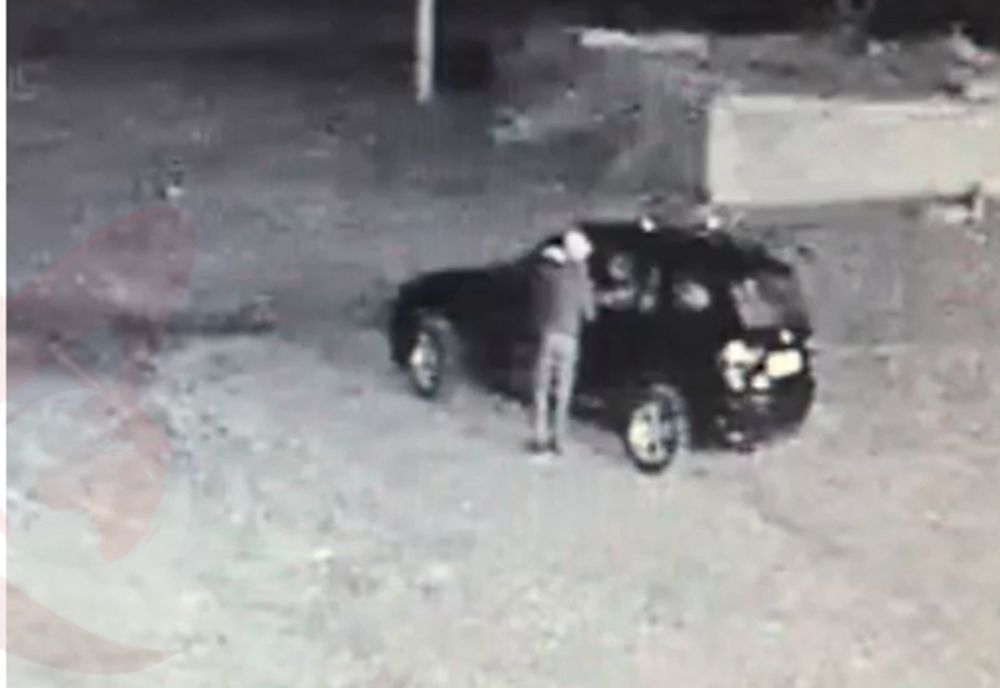 Doi indivizi, prinși în flagrant în timp ce încercau să fure un catalizator de la un autoturism