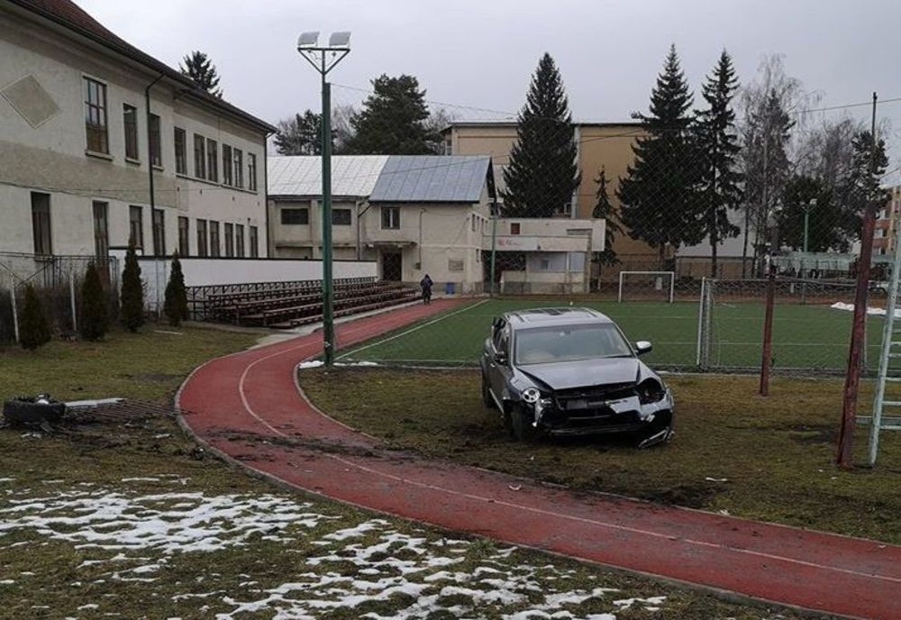 Un autoturism scăpat de sub control a ajuns pe terenul de sport al Colegiului "Eudoxiu Hurmuzachi" Rădăuți VIDEO