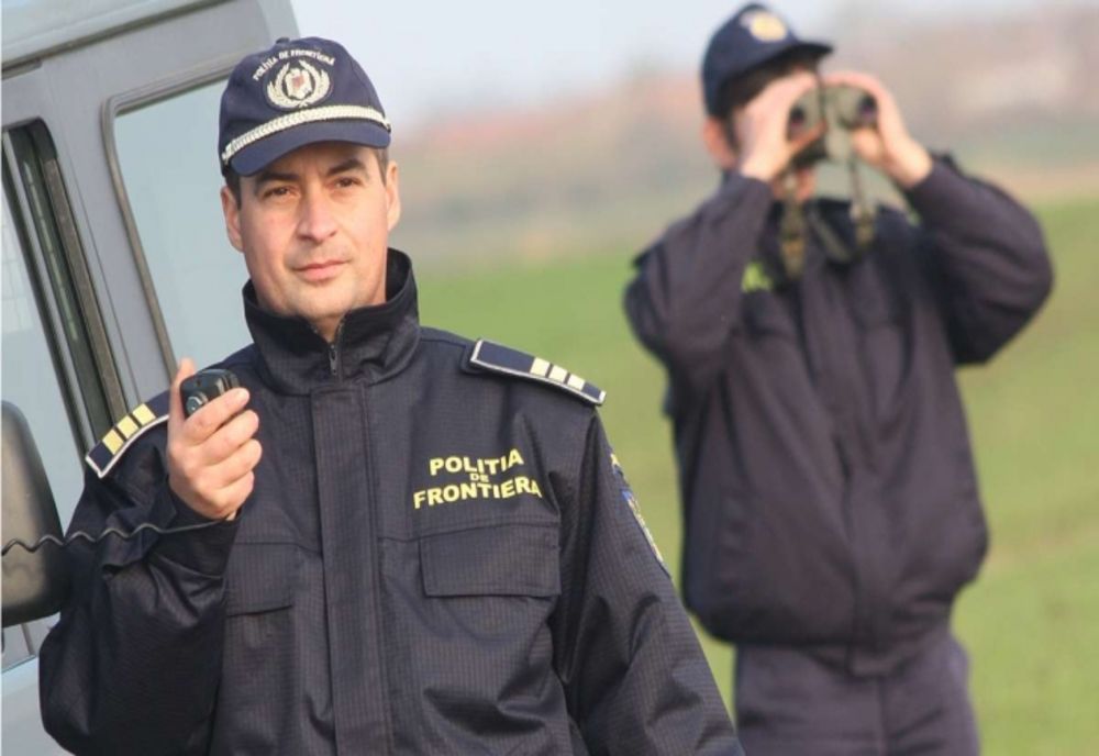 O motoparapantă care transporta țigări de contrabandă a aterizat forțat pe un câmp din Șerbăuți