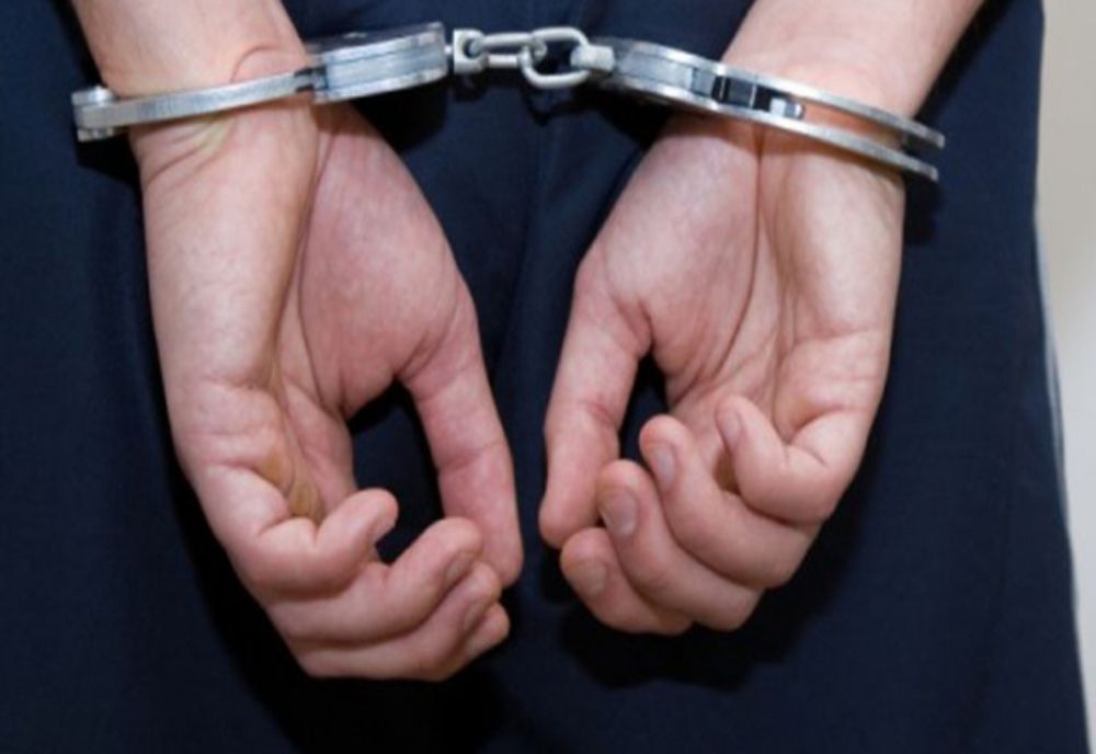 Un agent de poliție a fost reținut pentru 24 de ore pentru trafic de influență și luare de mită
